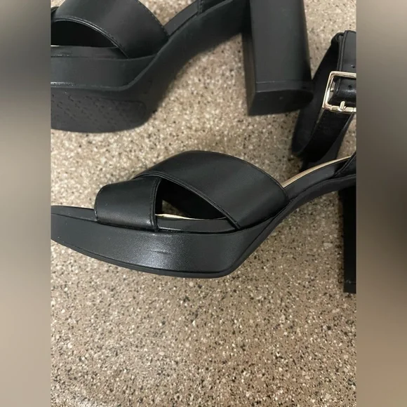 Kelly & Katie Hanniah Platform Sandal - Picture 11 of 13